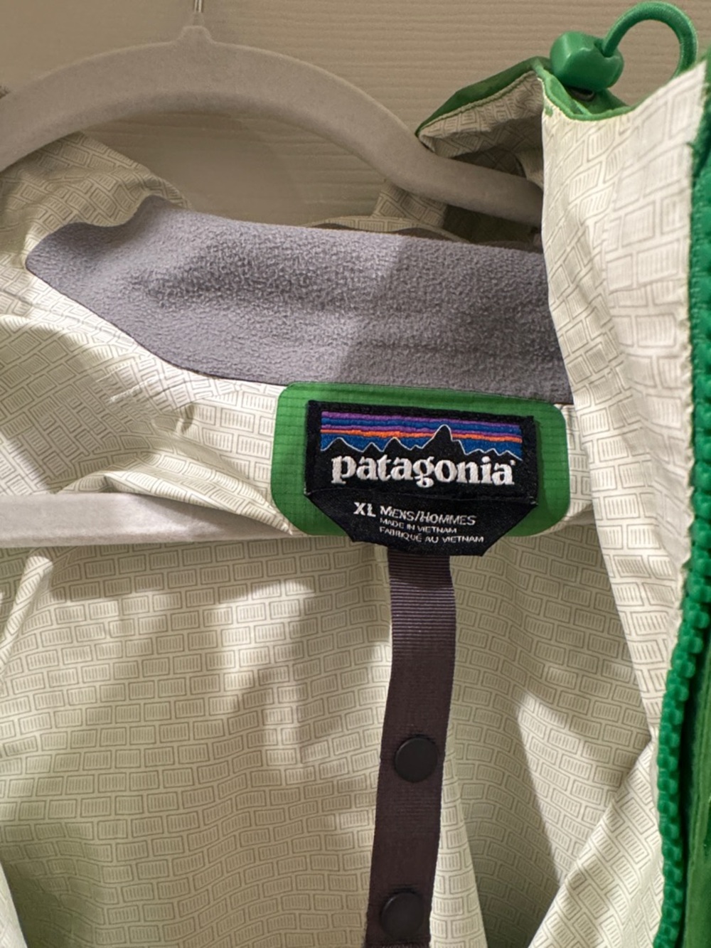 Patagonia men’s Bright Green Hooded Shell Jacket - Picture 3 of 8